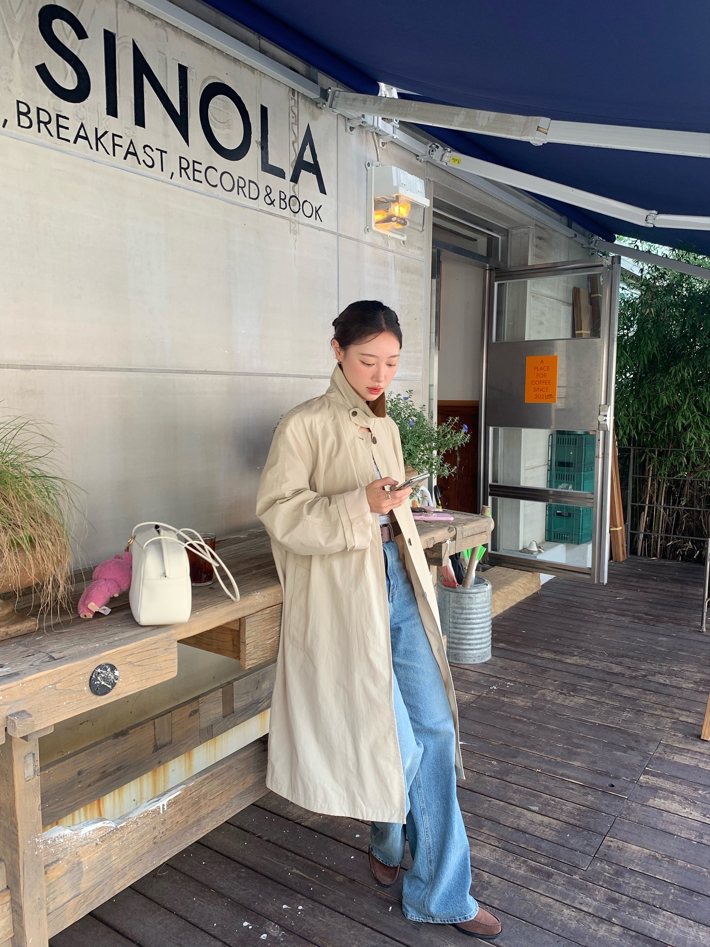 Đừng mặc áo khoác tối màu nữa vì có 4 kiểu áo sáng màu giúp vẻ ngoài trẻ trung gấp 3 lần- Ảnh 10. Đừng mặc áo khoác tối màu nữa vì có 4 kiểu áo sáng màu giúp vẻ ngoài trẻ trung gấp 3 lần- Ảnh 10.