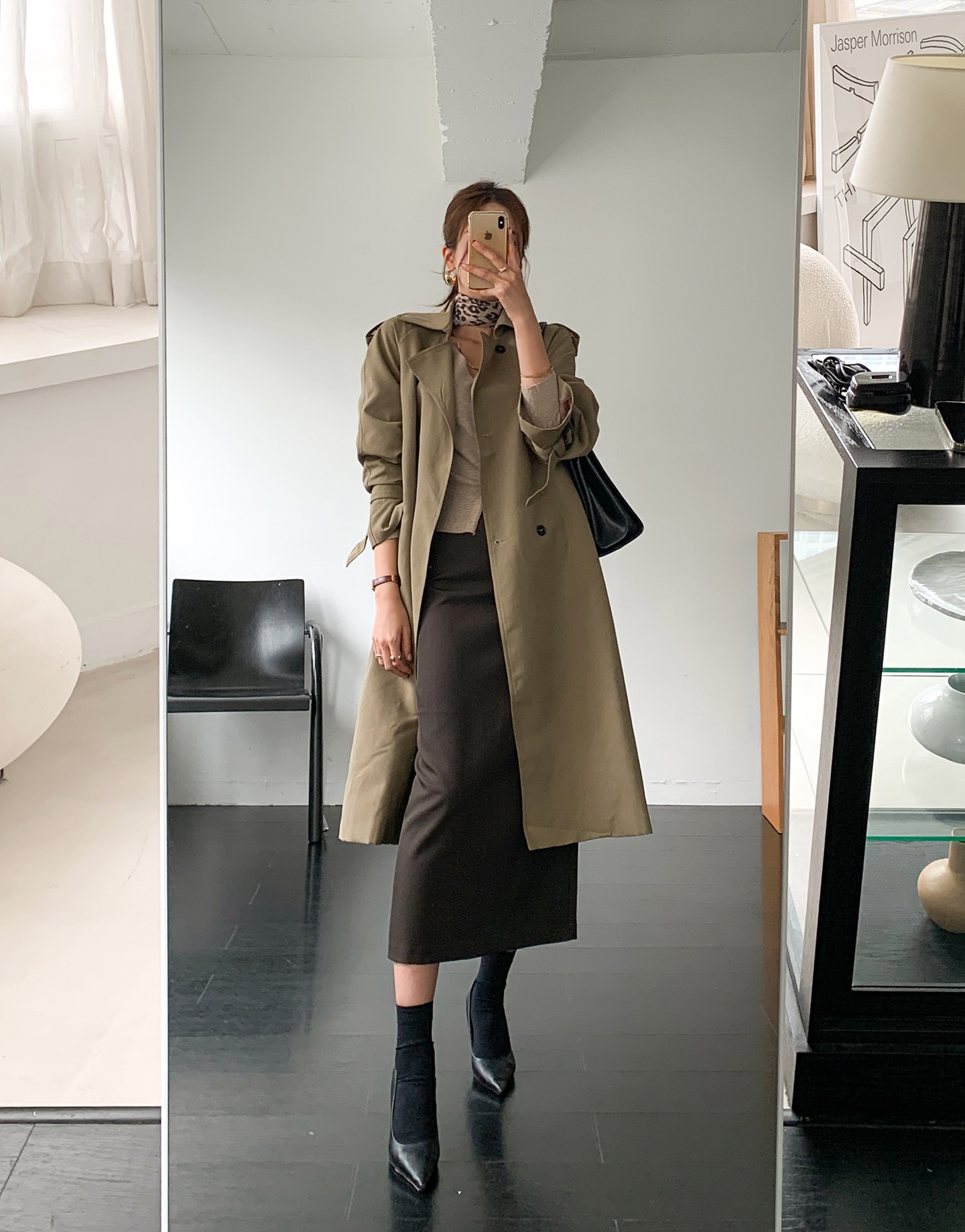 Đừng mặc áo khoác tối màu nữa vì có 4 kiểu áo sáng màu giúp vẻ ngoài trẻ trung gấp 3 lần- Ảnh 7. Đừng mặc áo khoác tối màu nữa vì có 4 kiểu áo sáng màu giúp vẻ ngoài trẻ trung gấp 3 lần- Ảnh 7.