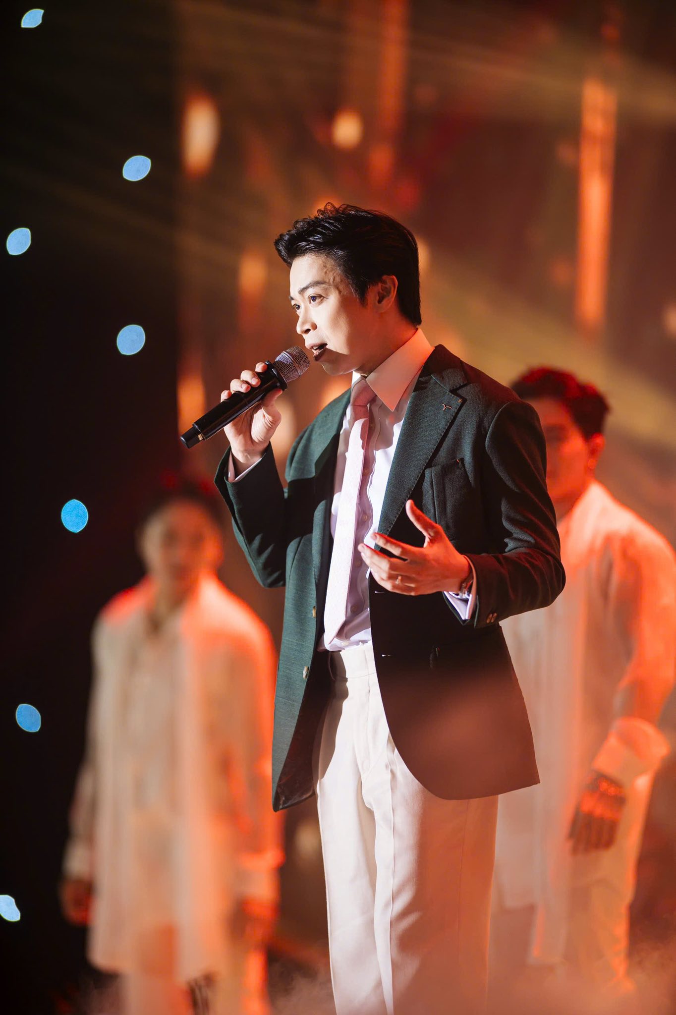 Giọng ca thực lực bán vé đắt ngang ngửa Mỹ Tâm - Hà Anh Tuấn đột ngột huỷ show, thừa nhận ế vé - Ảnh 7. Giọng ca thực lực bán vé đắt ngang ngửa Mỹ Tâm - Hà Anh Tuấn đột ngột huỷ show, thừa nhận ế vé - Ảnh 7.