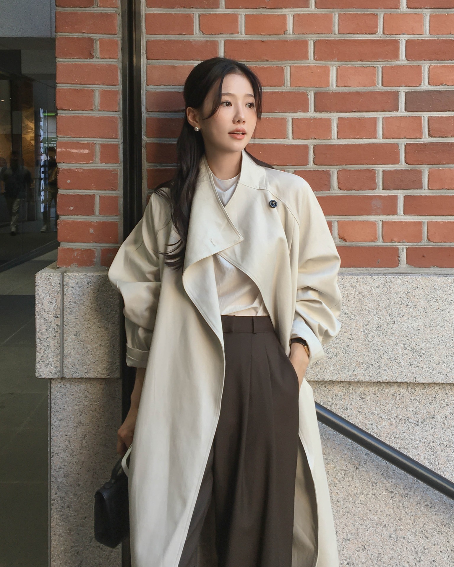 Đừng mặc áo khoác tối màu nữa vì có 4 kiểu áo sáng màu giúp vẻ ngoài trẻ trung gấp 3 lần- Ảnh 9. Đừng mặc áo khoác tối màu nữa vì có 4 kiểu áo sáng màu giúp vẻ ngoài trẻ trung gấp 3 lần- Ảnh 9.