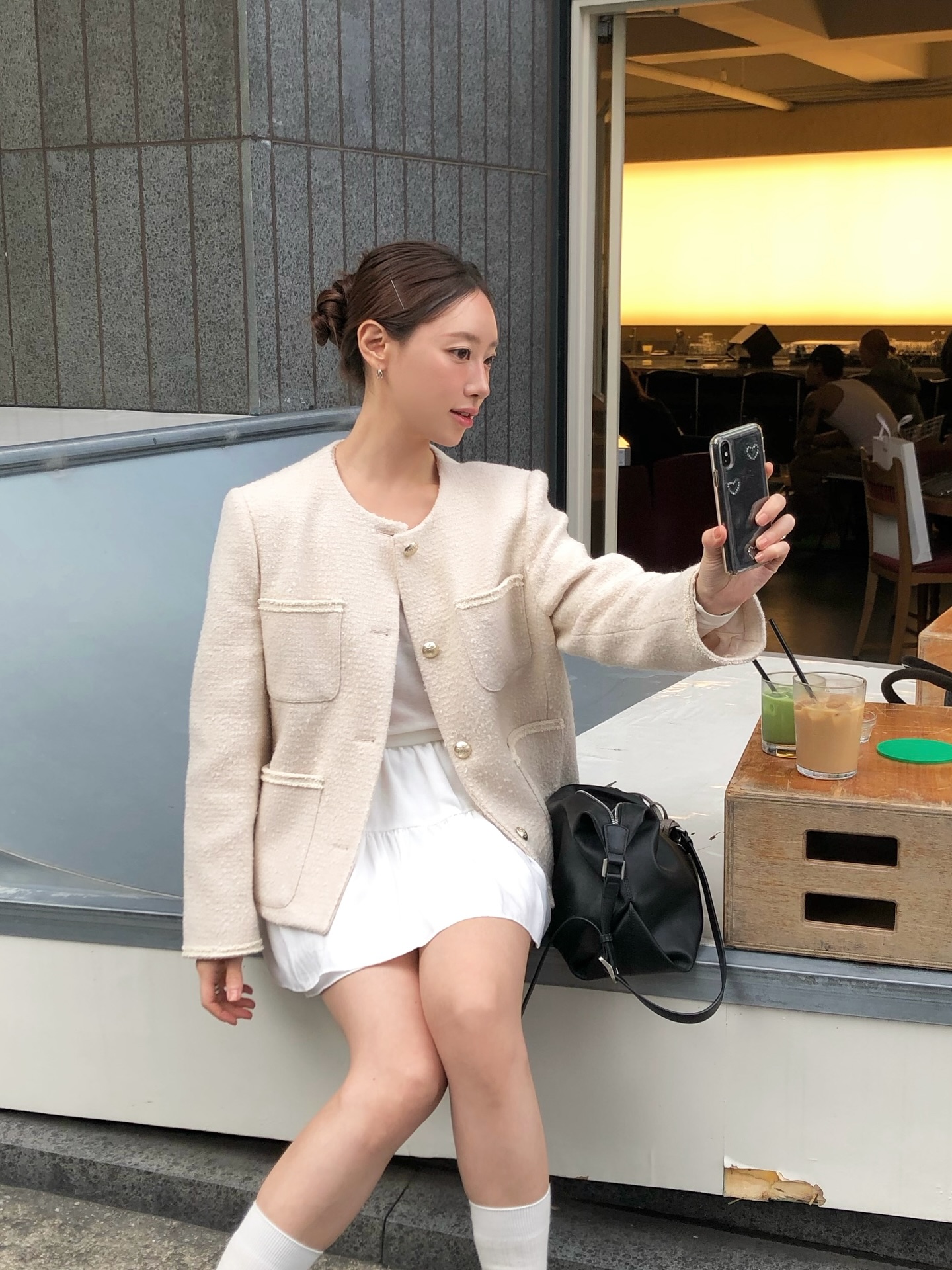 Đừng mặc áo khoác tối màu nữa vì có 4 kiểu áo sáng màu giúp vẻ ngoài trẻ trung gấp 3 lần- Ảnh 11. Đừng mặc áo khoác tối màu nữa vì có 4 kiểu áo sáng màu giúp vẻ ngoài trẻ trung gấp 3 lần- Ảnh 11.