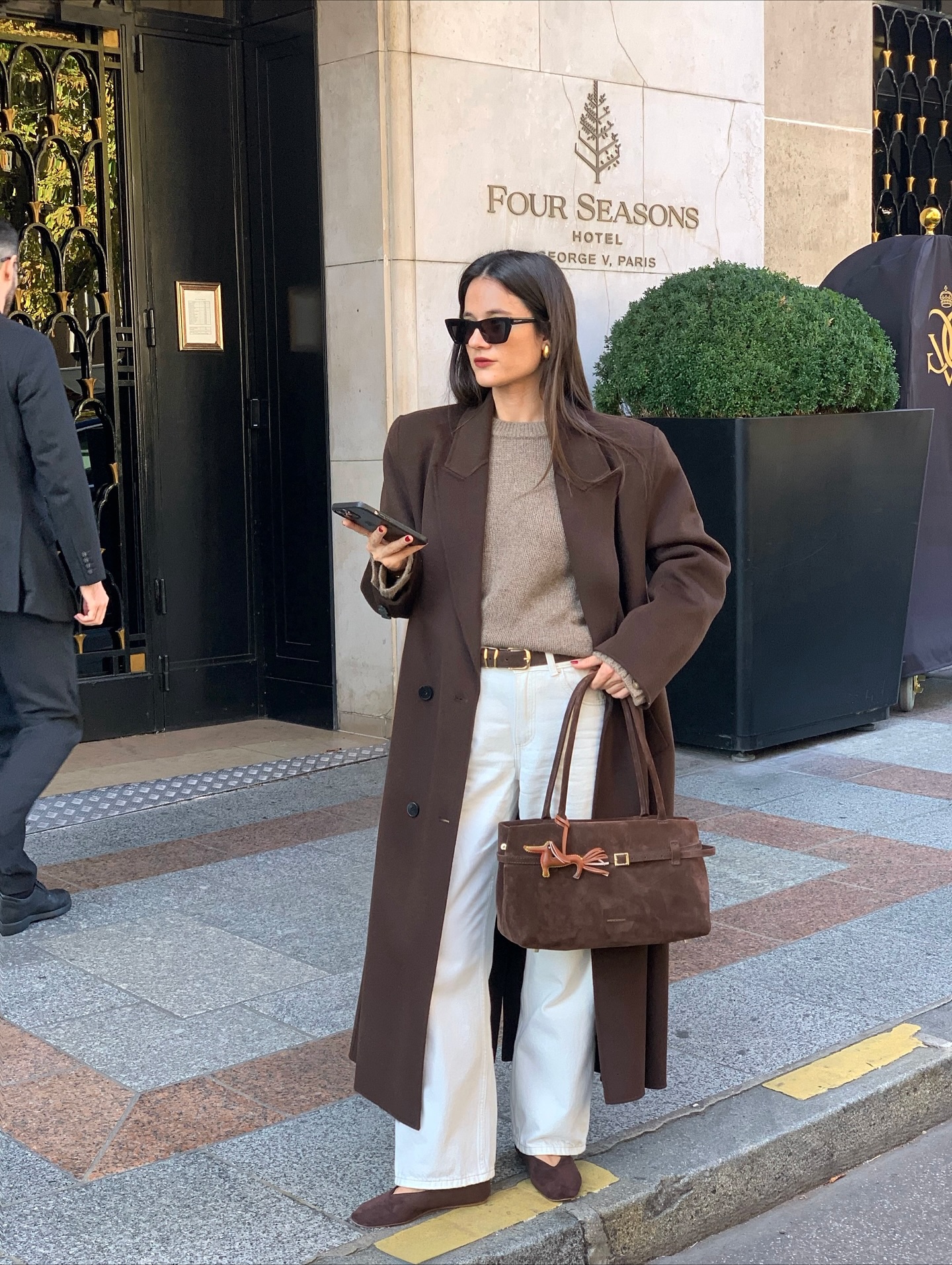 Phụ nữ Pháp đang mê mẩn trang phục màu nâu, mix đồ sang thế này không tham khảo quá phí- Ảnh 3. Phụ nữ Pháp đang mê mẩn trang phục màu nâu, mix đồ sang thế này không tham khảo quá phí- Ảnh 3.