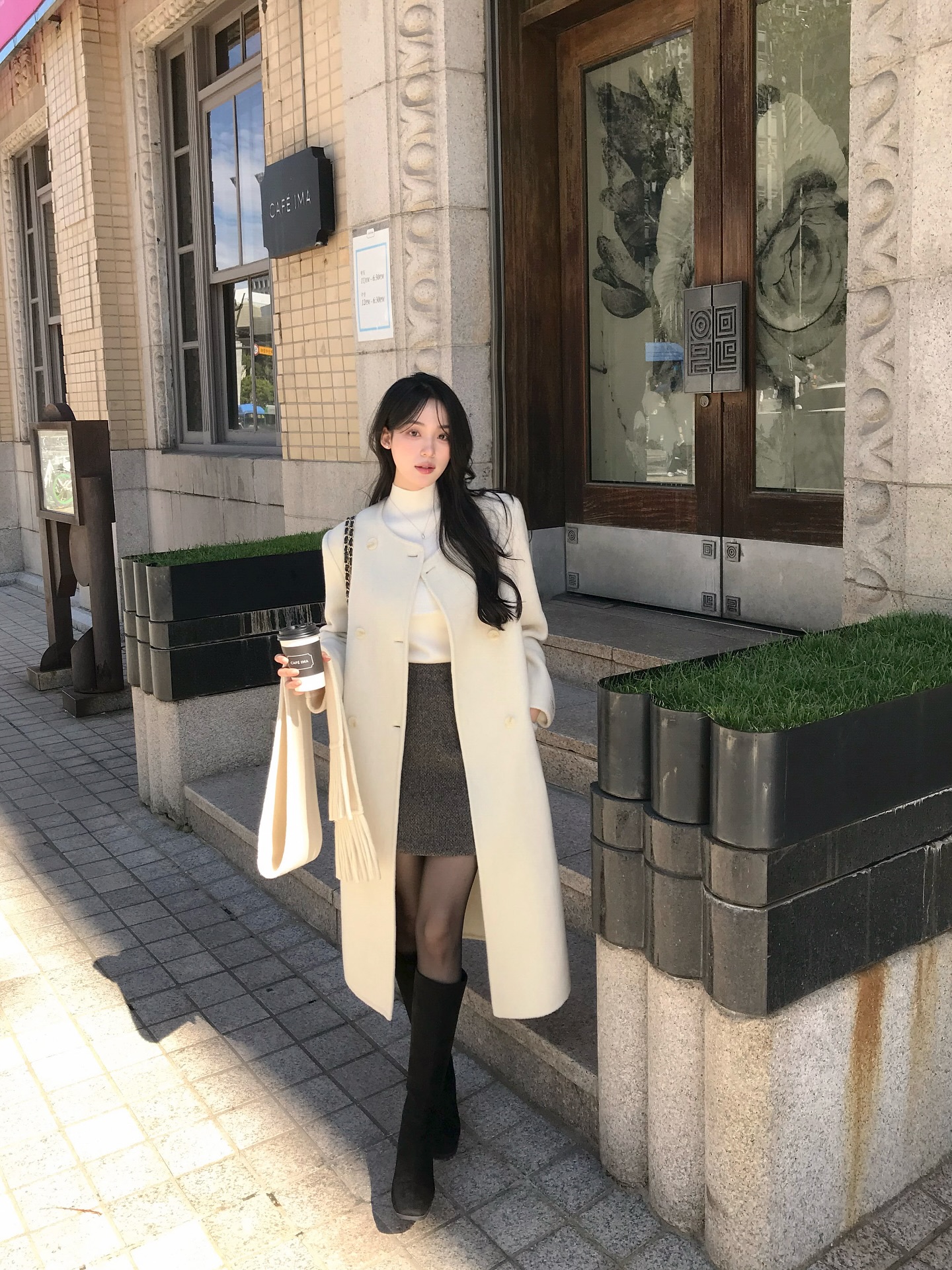 Đừng mặc áo khoác tối màu nữa vì có 4 kiểu áo sáng màu giúp vẻ ngoài trẻ trung gấp 3 lần- Ảnh 3. Đừng mặc áo khoác tối màu nữa vì có 4 kiểu áo sáng màu giúp vẻ ngoài trẻ trung gấp 3 lần- Ảnh 3.