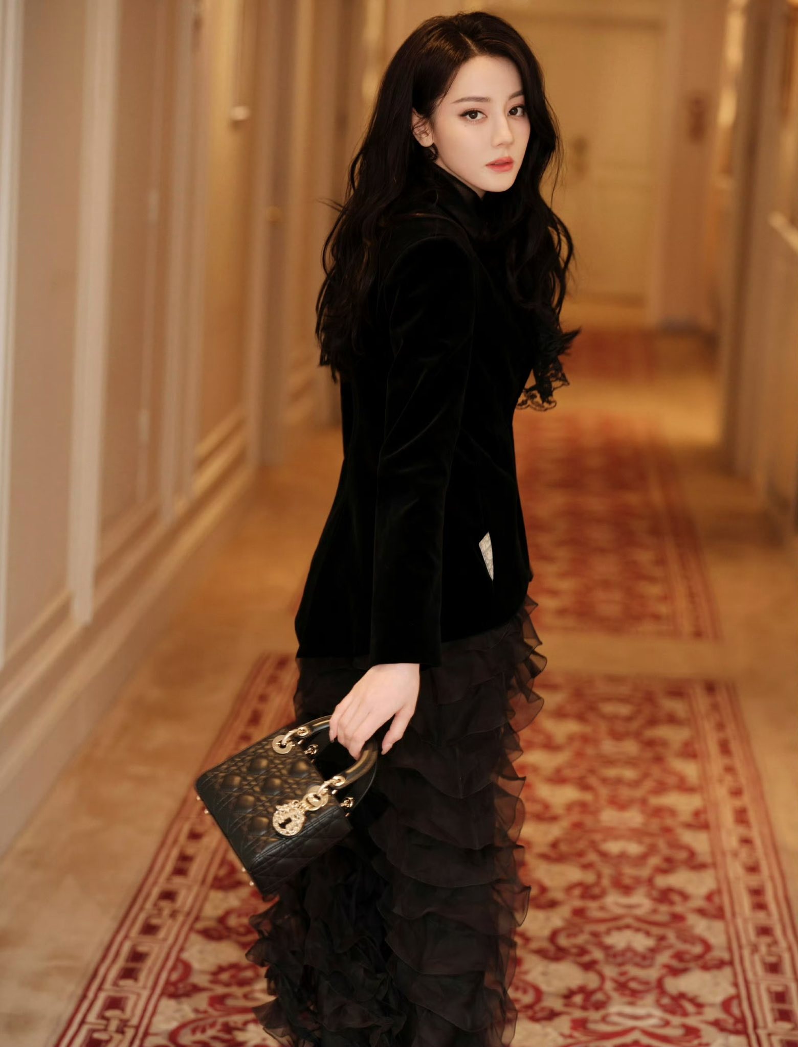 Chỉ có phép màu mới cứu nổi Địch Lệ Nhiệt Ba- Ảnh 6. Chỉ có phép màu mới cứu nổi Địch Lệ Nhiệt Ba- Ảnh 6.