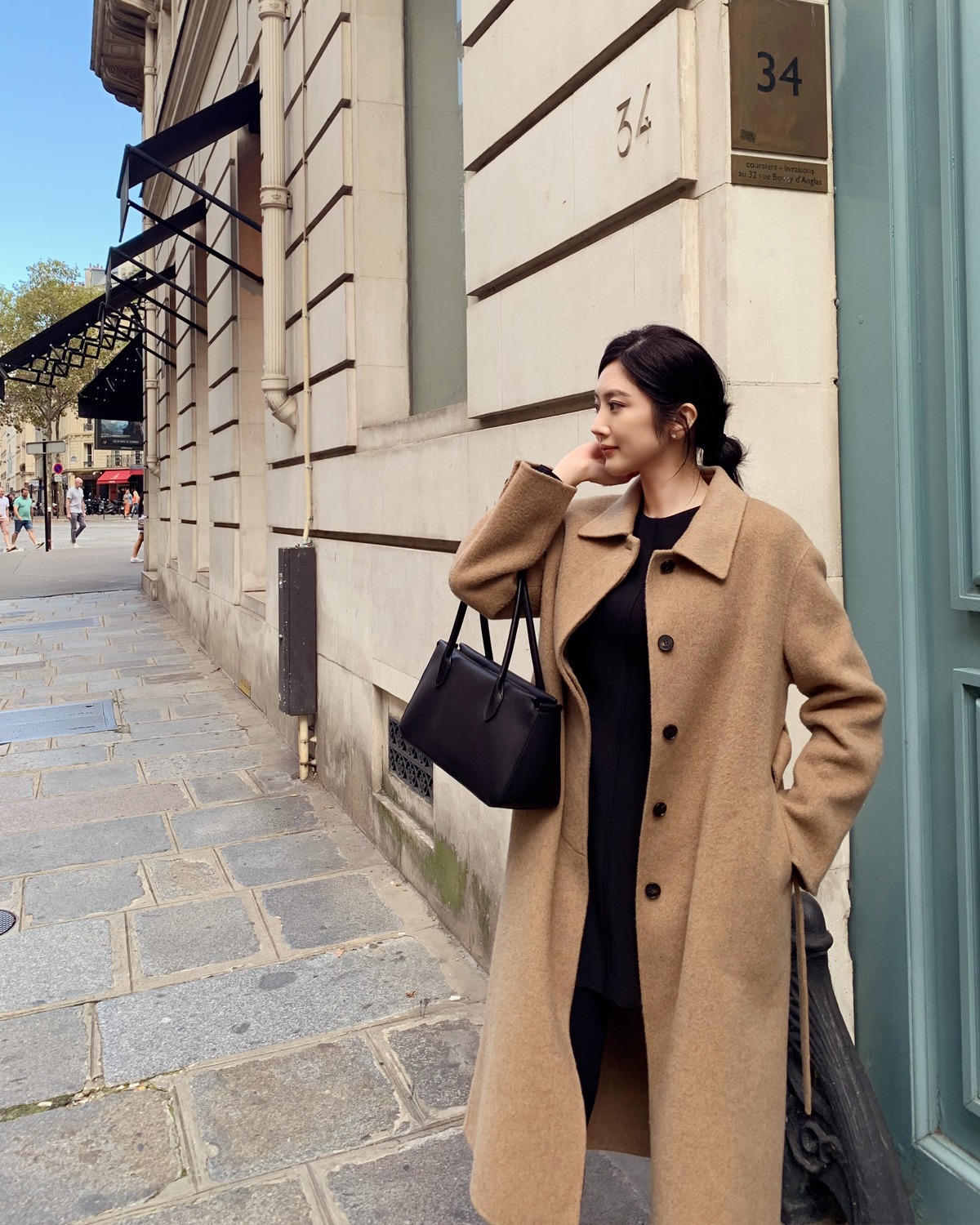 Đừng mặc áo khoác tối màu nữa vì có 4 kiểu áo sáng màu giúp vẻ ngoài trẻ trung gấp 3 lần- Ảnh 1. Đừng mặc áo khoác tối màu nữa vì có 4 kiểu áo sáng màu giúp vẻ ngoài trẻ trung gấp 3 lần- Ảnh 1.