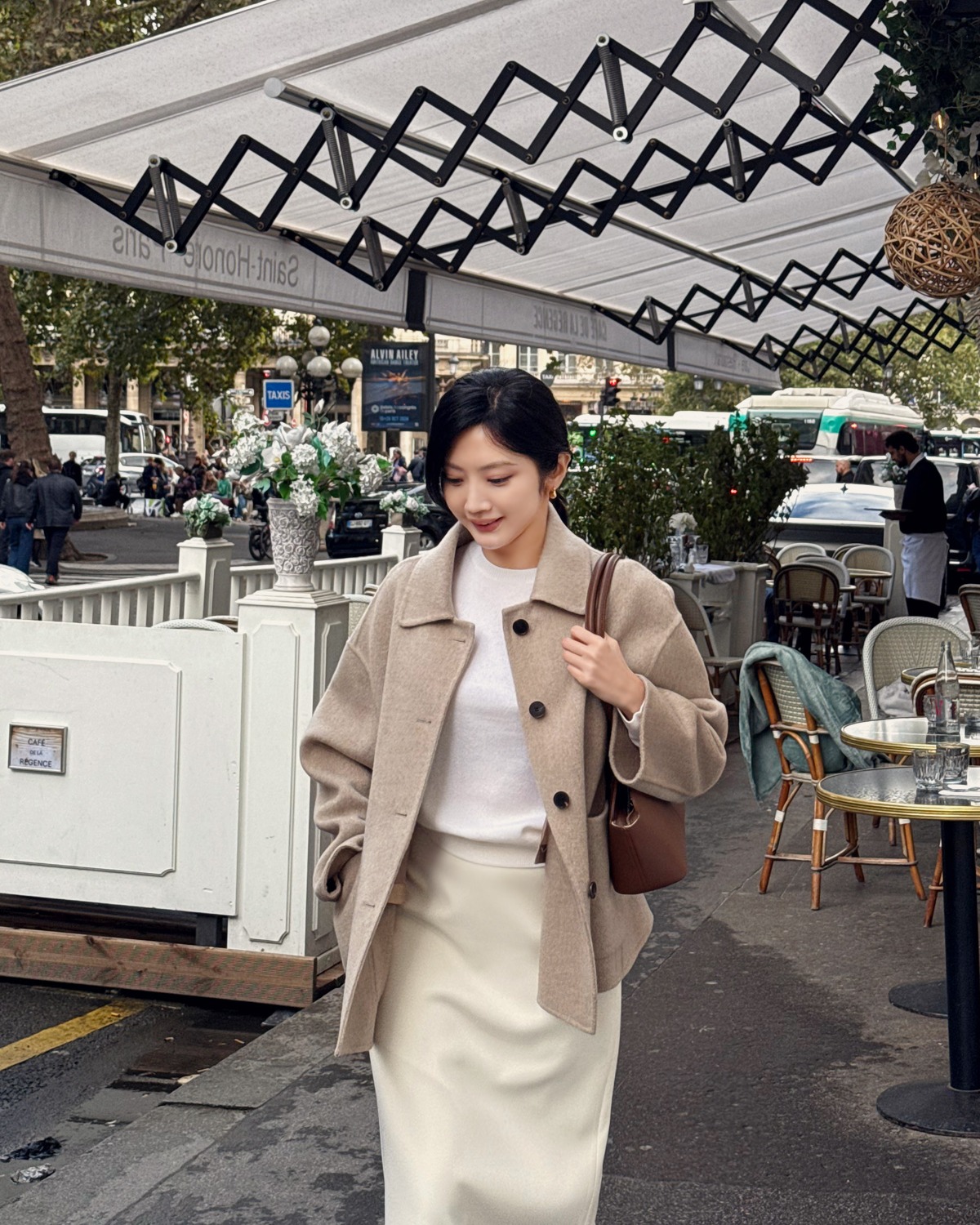 Đừng mặc áo khoác tối màu nữa vì có 4 kiểu áo sáng màu giúp vẻ ngoài trẻ trung gấp 3 lần- Ảnh 5. Đừng mặc áo khoác tối màu nữa vì có 4 kiểu áo sáng màu giúp vẻ ngoài trẻ trung gấp 3 lần- Ảnh 5.