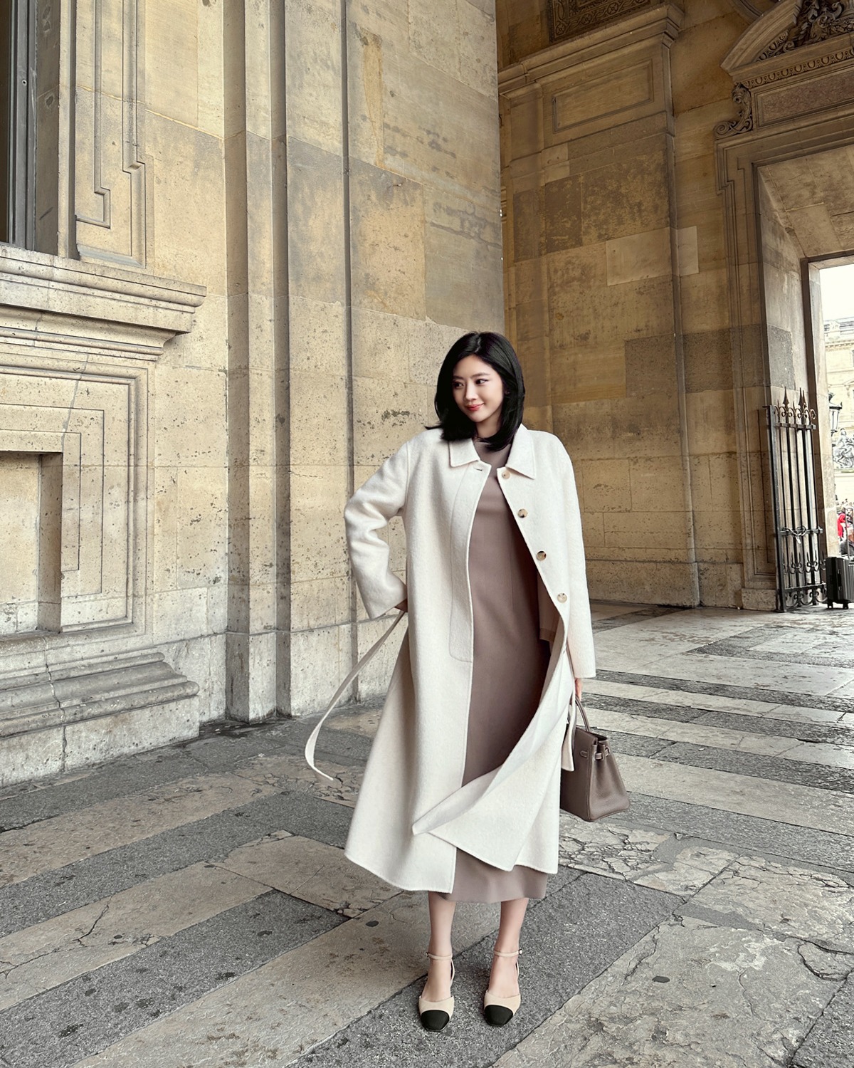 Đừng mặc áo khoác tối màu nữa vì có 4 kiểu áo sáng màu giúp vẻ ngoài trẻ trung gấp 3 lần- Ảnh 2. Đừng mặc áo khoác tối màu nữa vì có 4 kiểu áo sáng màu giúp vẻ ngoài trẻ trung gấp 3 lần- Ảnh 2.