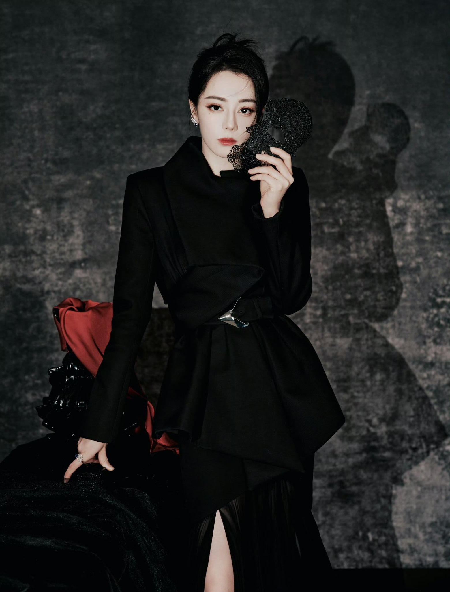 Chỉ có phép màu mới cứu nổi Địch Lệ Nhiệt Ba- Ảnh 3. Chỉ có phép màu mới cứu nổi Địch Lệ Nhiệt Ba- Ảnh 3.