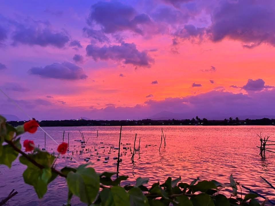 Hiện tượng lạ trên bầu trời Khánh Hòa lúc 17 giờ chiều sau lũ lịch sử- Ảnh 1.