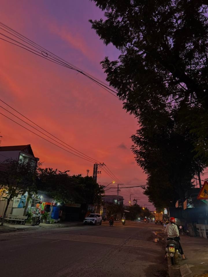 Hiện tượng lạ trên bầu trời Khánh Hòa lúc 17 giờ chiều sau lũ lịch sử- Ảnh 10.