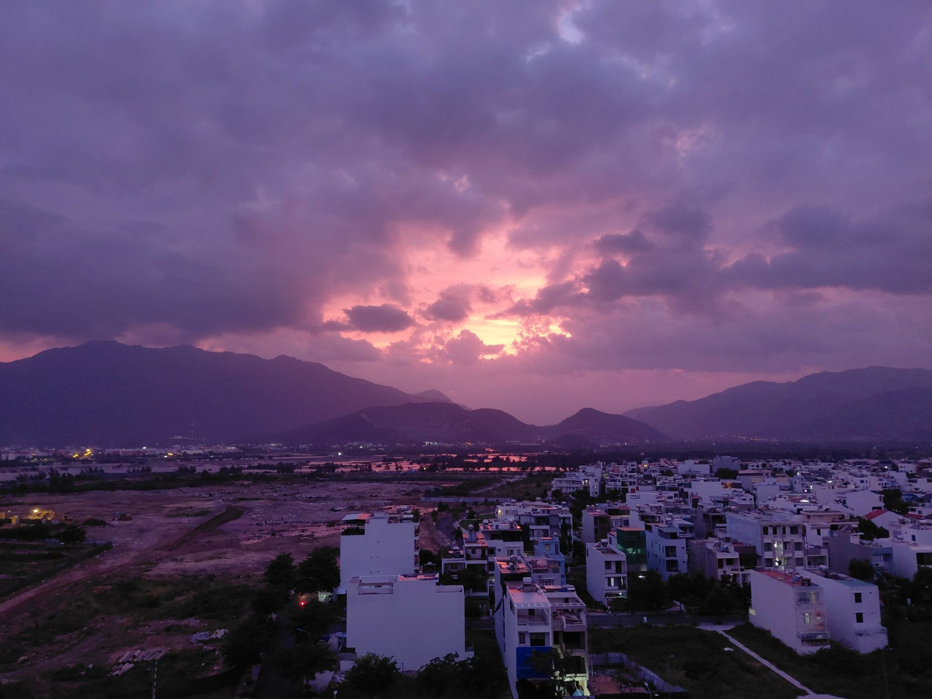 Hiện tượng lạ trên bầu trời Khánh Hòa lúc 17 giờ chiều sau lũ lịch sử- Ảnh 9.