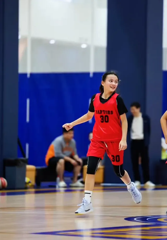 Diễn viên đưa con lên tivi khiến cô bé bị chỉ trích dữ dội, phải giấu mặt 8 năm: Vừa xuất hiện lại đã khiến nhiều người choáng váng!- Ảnh 3.