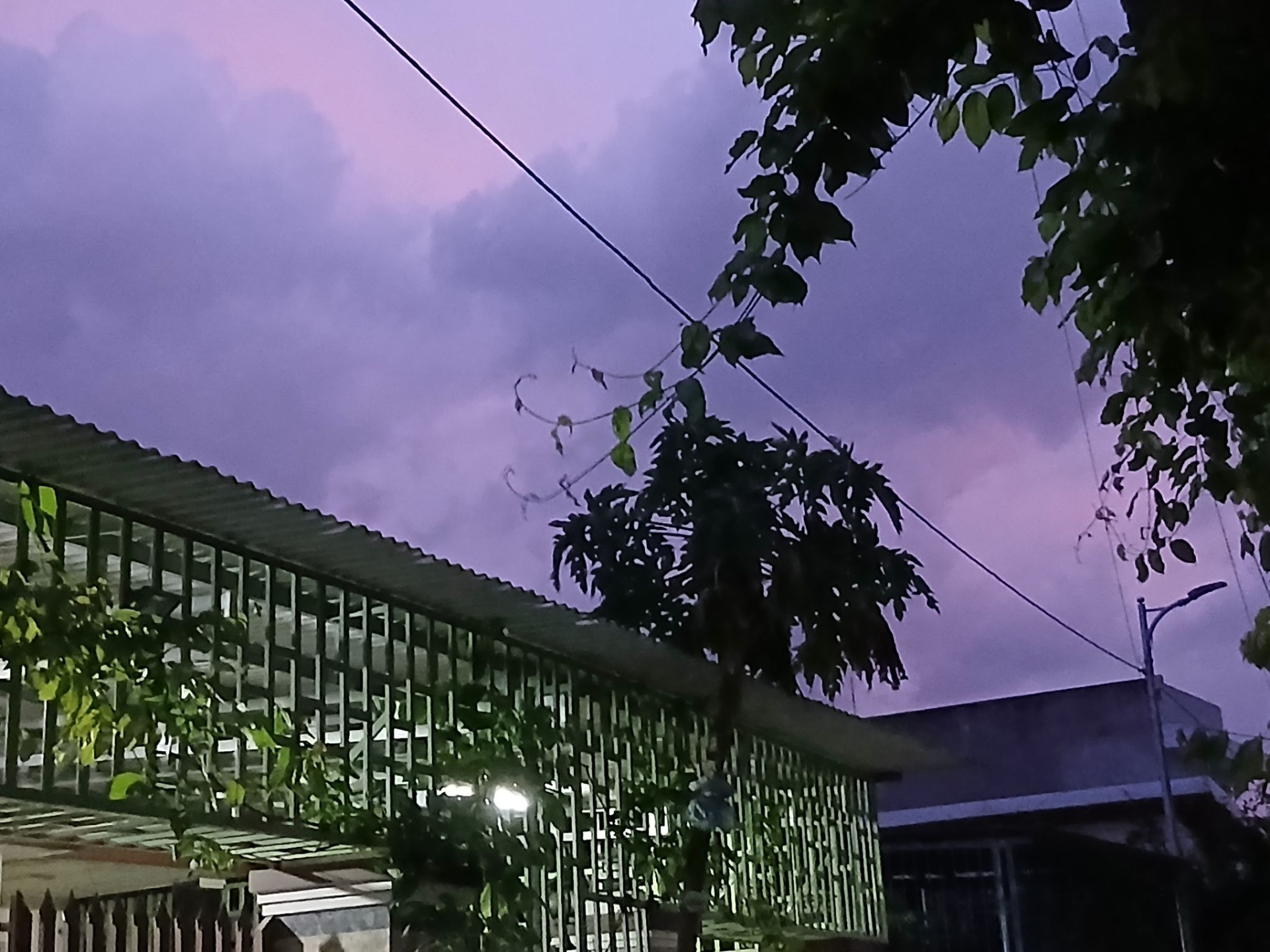 Hiện tượng lạ trên bầu trời Khánh Hòa lúc 17 giờ chiều sau lũ lịch sử- Ảnh 8.