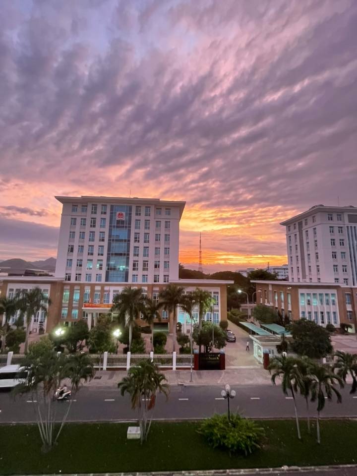 Hiện tượng lạ trên bầu trời Khánh Hòa lúc 17 giờ chiều sau lũ lịch sử- Ảnh 3.