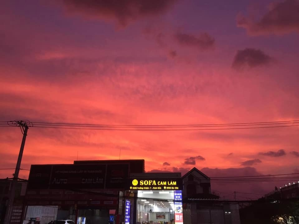 Hiện tượng lạ trên bầu trời Khánh Hòa lúc 17 giờ chiều sau lũ lịch sử- Ảnh 2.