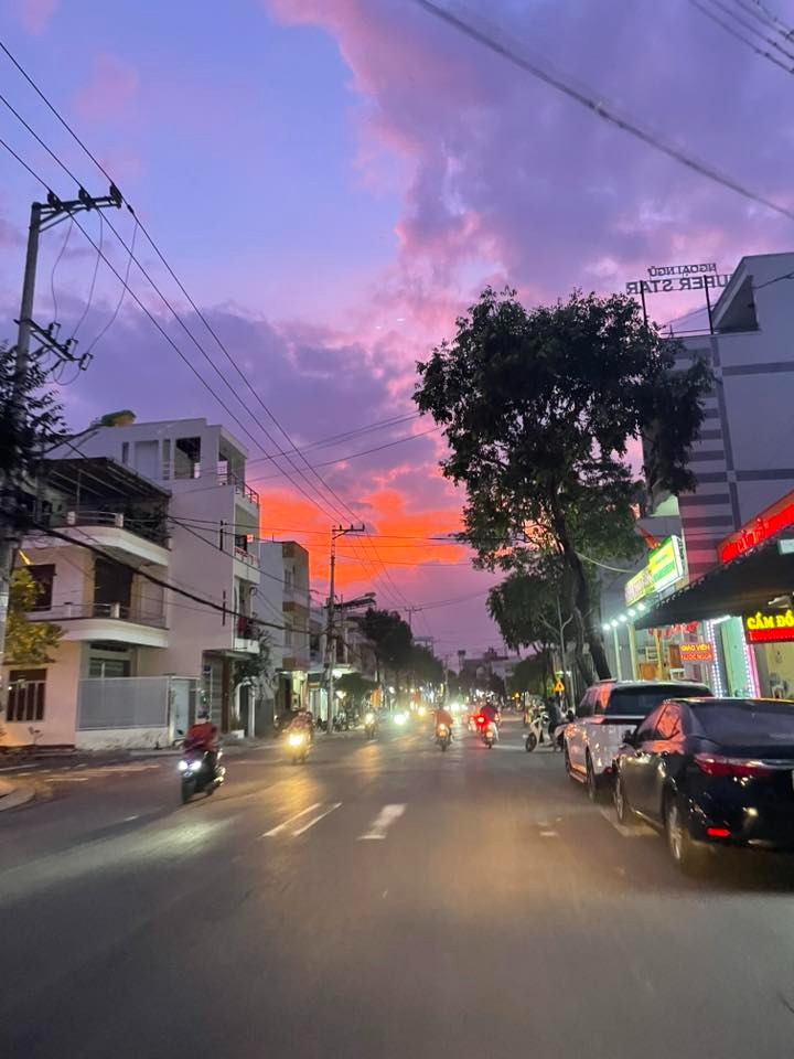 Hiện tượng lạ trên bầu trời Khánh Hòa lúc 17 giờ chiều sau lũ lịch sử- Ảnh 6.