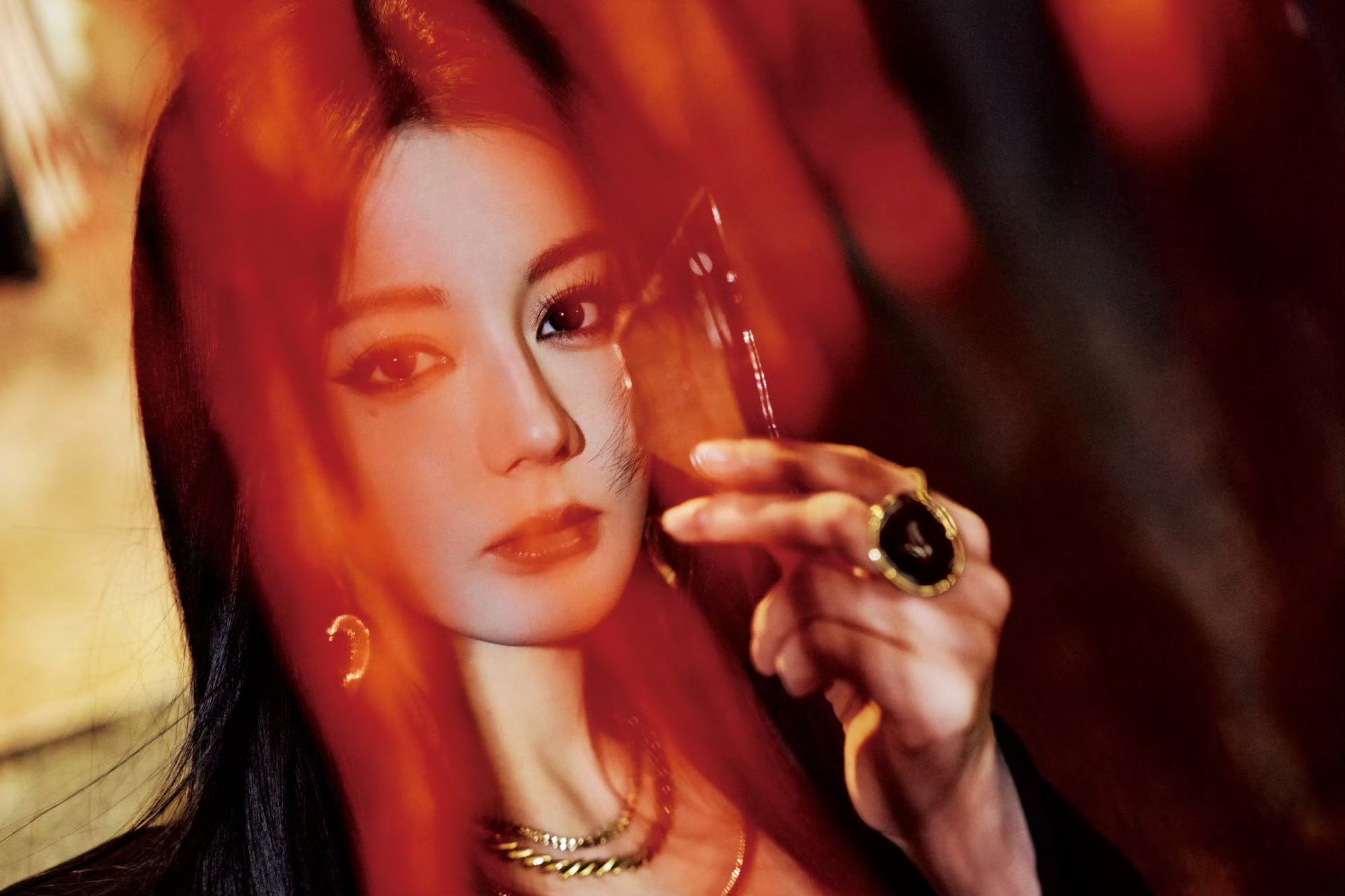 Chỉ có phép màu mới cứu nổi Địch Lệ Nhiệt Ba- Ảnh 1. Chỉ có phép màu mới cứu nổi Địch Lệ Nhiệt Ba- Ảnh 1.