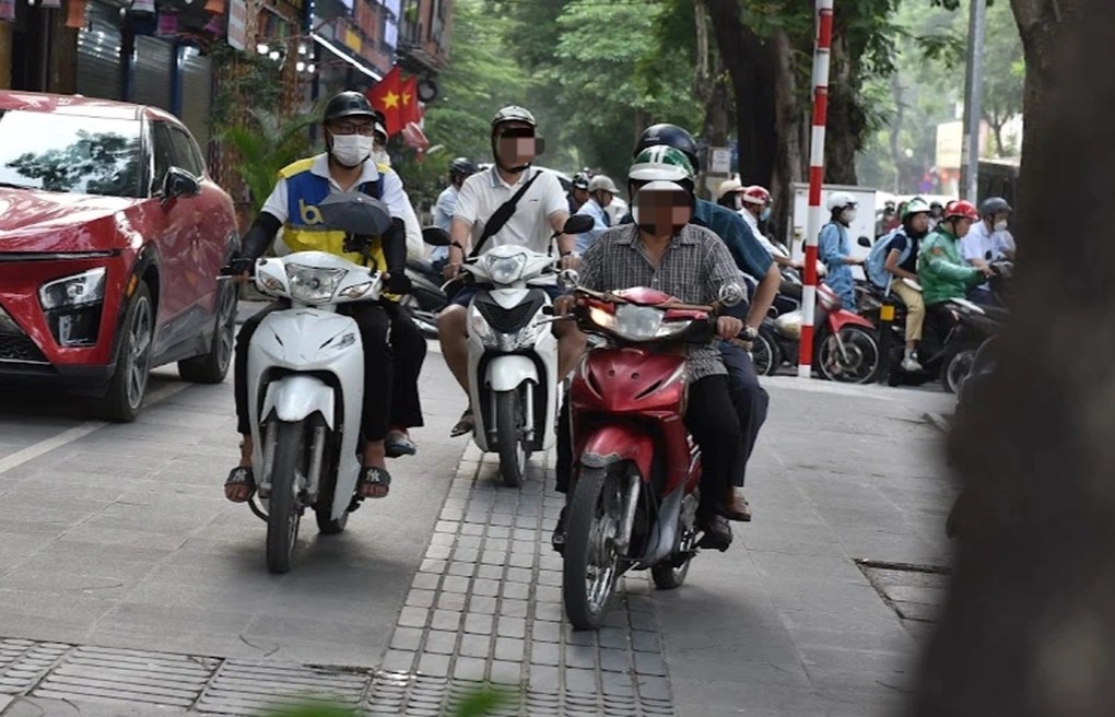 182 xe máy đi trên vỉa hè có biển số sau nhanh chóng nộp phạt nguội theo Nghị định 168- Ảnh 2. 182 xe máy đi trên vỉa hè có biển số sau nhanh chóng nộp phạt nguội theo Nghị định 168- Ảnh 2.