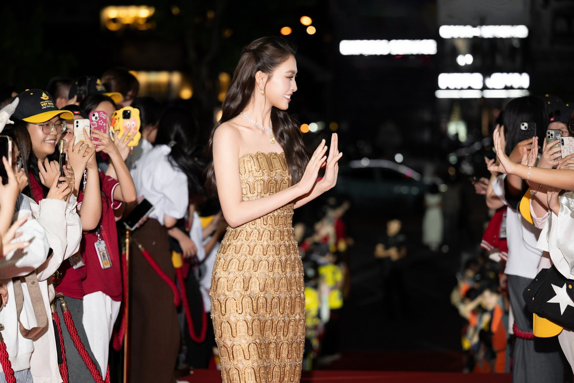 Khỏi cần ánh sáng, mỹ nhân Việt này tự phát sáng giữa khung hình: Cả mặt toàn tinh hoa, càng quay cận càng đẹp- Ảnh 5.