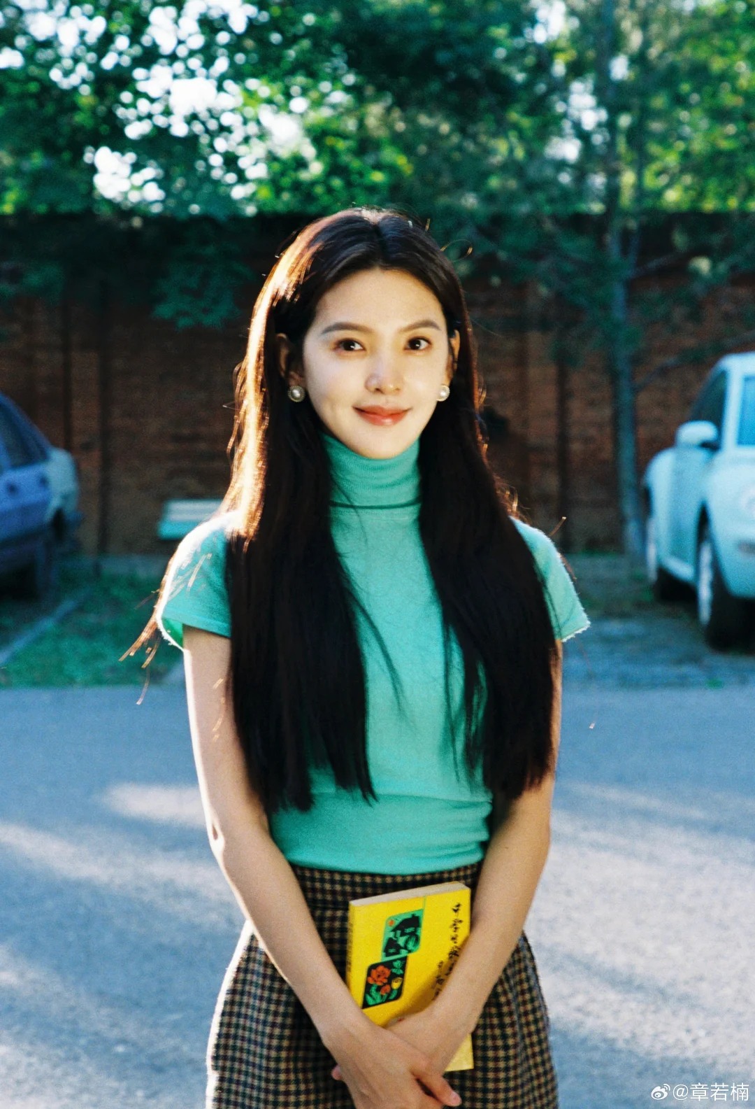 Nh&igrave;n Chương Nhược Nam mặc &aacute;o xanh ngọc lam m&agrave; m&ecirc;: Gam m&agrave;u cực may mắn cho 3 con gi&aacute;p sau nếu biết tận dụng- Ảnh 8.