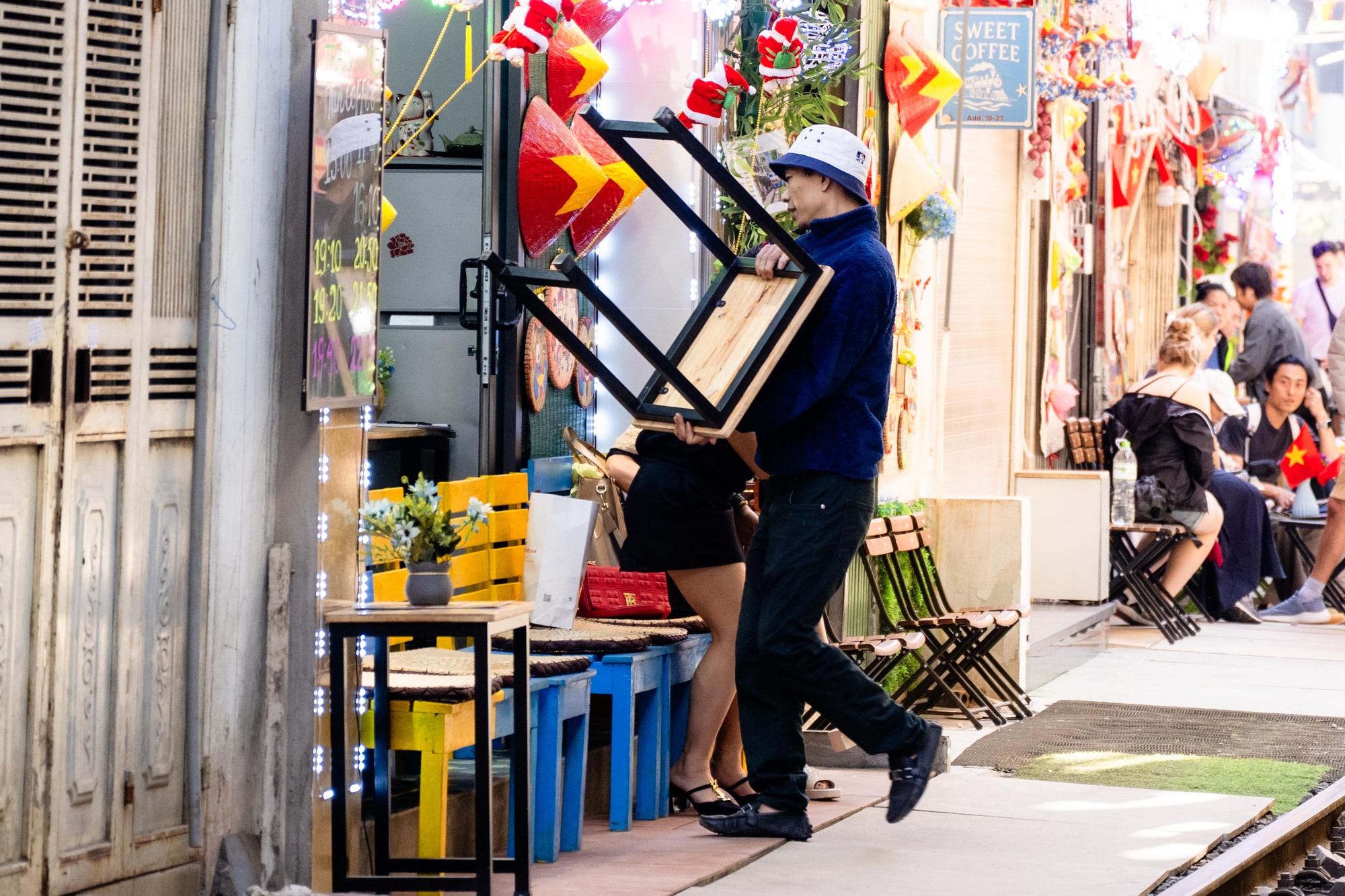 Cảnh đối lập trên phố cà phê đường tàu Khâm Thiên - Lê Duẩn khi lực lượng chức năng ra quân xử lý vi phạm- Ảnh 5. Cảnh đối lập trên phố cà phê đường tàu Khâm Thiên - Lê Duẩn khi lực lượng chức năng ra quân xử lý vi phạm- Ảnh 5.