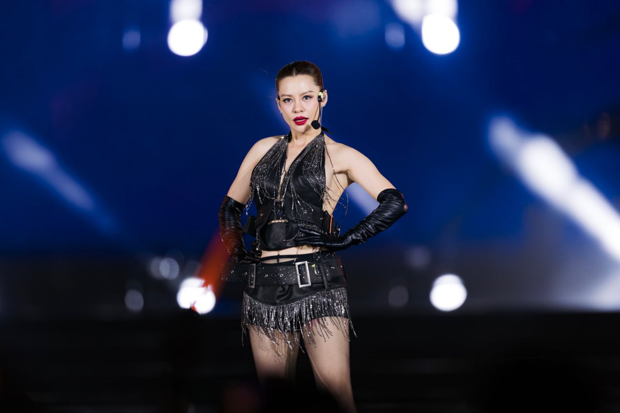 “Thích cái cách nữ ca sĩ đẹp chấp 10 Hoa hậu quay lưng với khán giả”- Ảnh 3. “Thích cái cách nữ ca sĩ đẹp chấp 10 Hoa hậu quay lưng với khán giả”- Ảnh 3.