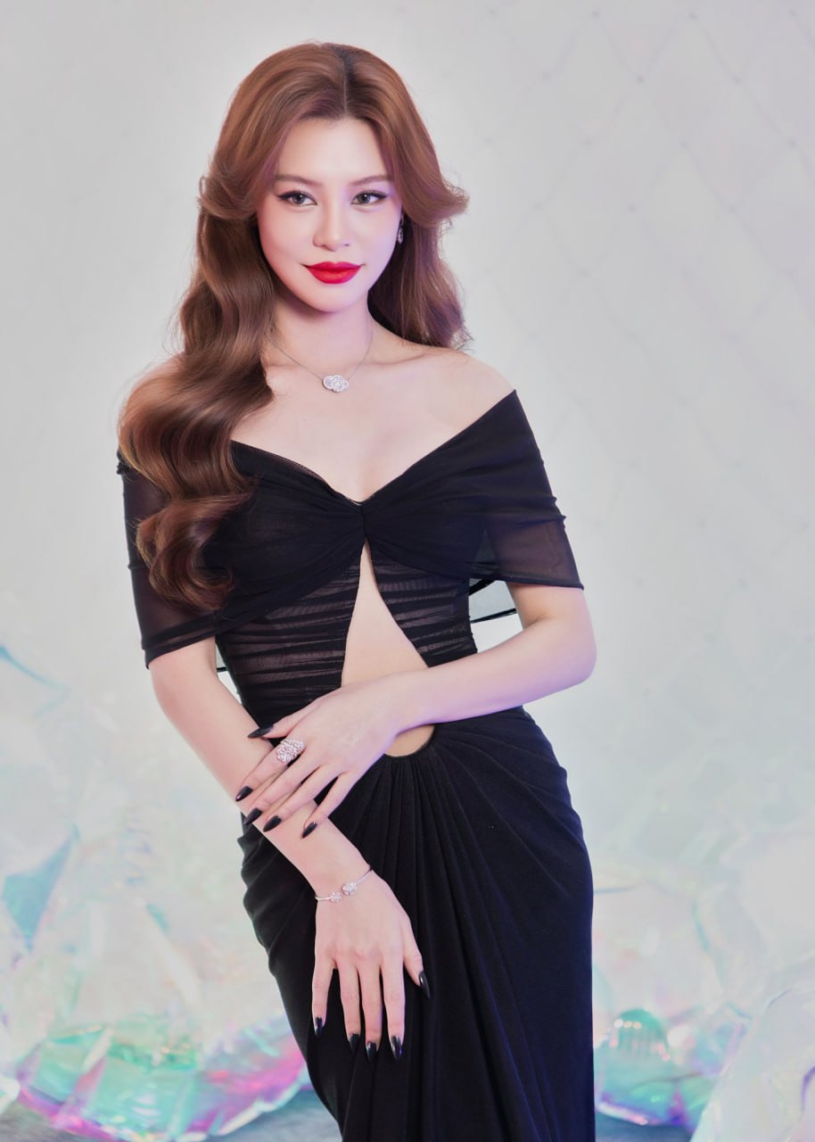 “Thích cái cách nữ ca sĩ đẹp chấp 10 Hoa hậu quay lưng với khán giả”- Ảnh 8. “Thích cái cách nữ ca sĩ đẹp chấp 10 Hoa hậu quay lưng với khán giả”- Ảnh 8.