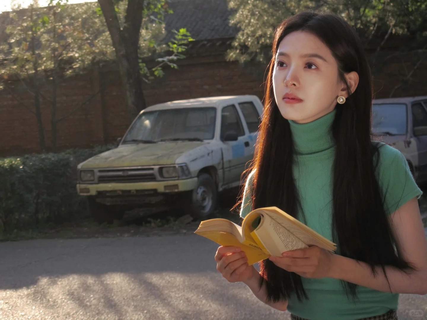 Nh&igrave;n Chương Nhược Nam mặc &aacute;o xanh ngọc lam m&agrave; m&ecirc;: Gam m&agrave;u cực may mắn cho 3 con gi&aacute;p sau nếu biết tận dụng- Ảnh 2.