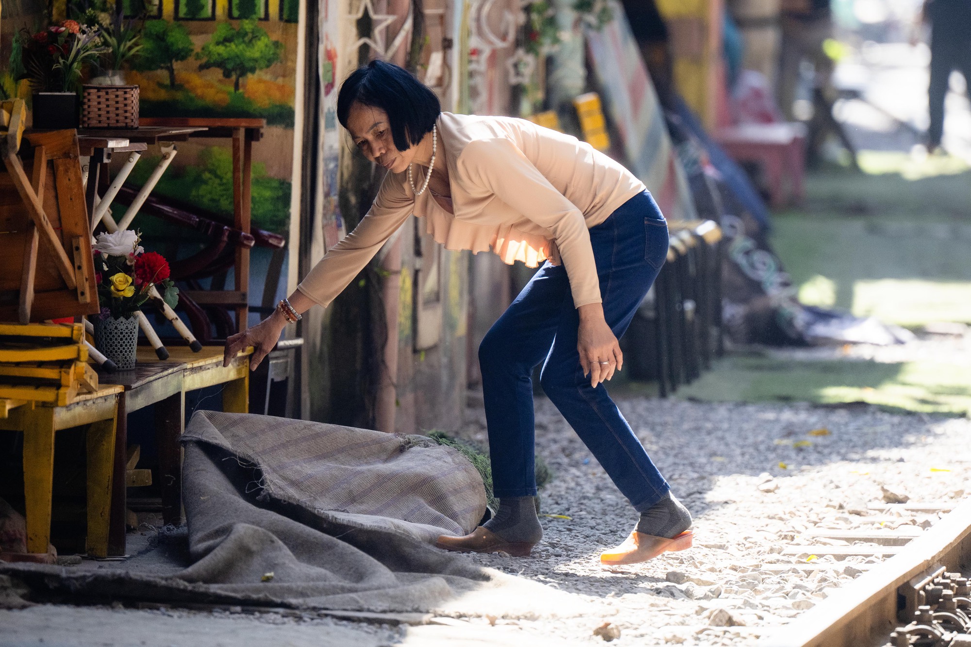 Cảnh đối lập trên phố cà phê đường tàu Khâm Thiên - Lê Duẩn khi lực lượng chức năng ra quân xử lý vi phạm- Ảnh 6. Cảnh đối lập trên phố cà phê đường tàu Khâm Thiên - Lê Duẩn khi lực lượng chức năng ra quân xử lý vi phạm- Ảnh 6.