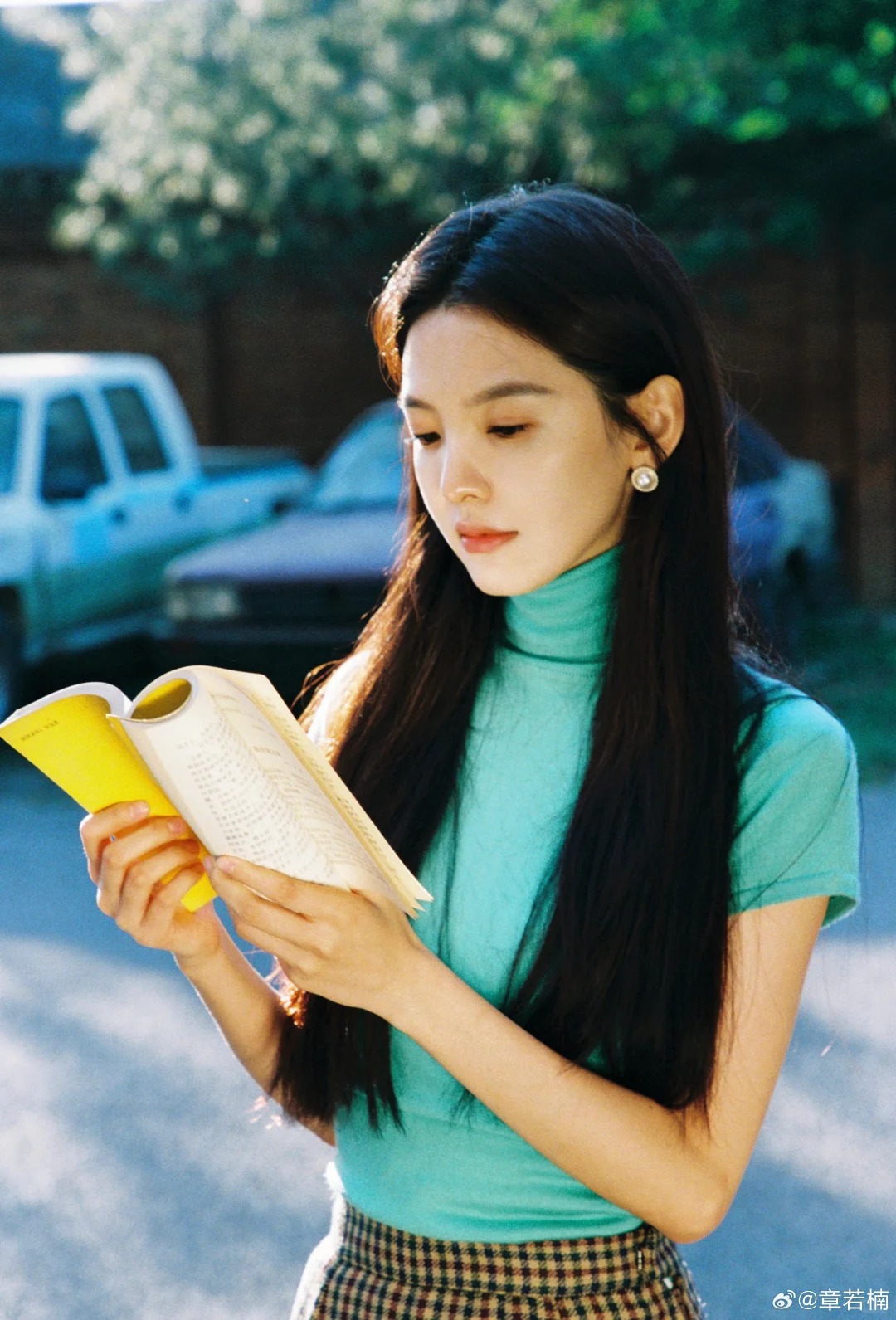 Nh&igrave;n Chương Nhược Nam mặc &aacute;o xanh ngọc lam m&agrave; m&ecirc;: Gam m&agrave;u cực may mắn cho 3 con gi&aacute;p sau nếu biết tận dụng- Ảnh 7.