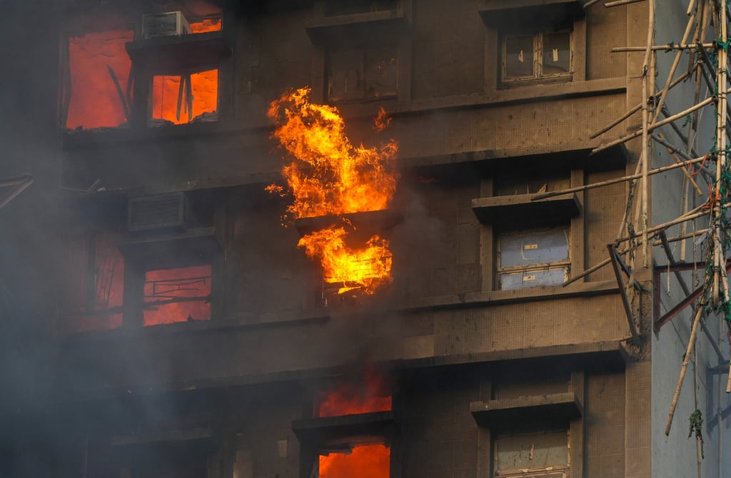 Cảnh tượng tựa tận thế: 3 toà chung cư cháy như đuốc, 4.000 người Hong Kong đối mặt hỏa hoạn mức cao nhất sau hơn một thập kỷ- Ảnh 9.