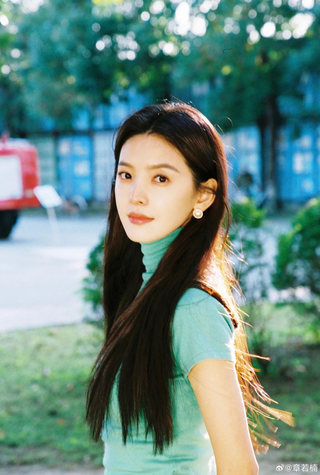 Nh&igrave;n Chương Nhược Nam mặc &aacute;o xanh ngọc lam m&agrave; m&ecirc;: Gam m&agrave;u cực may mắn cho 3 con gi&aacute;p sau nếu biết tận dụng- Ảnh 6.