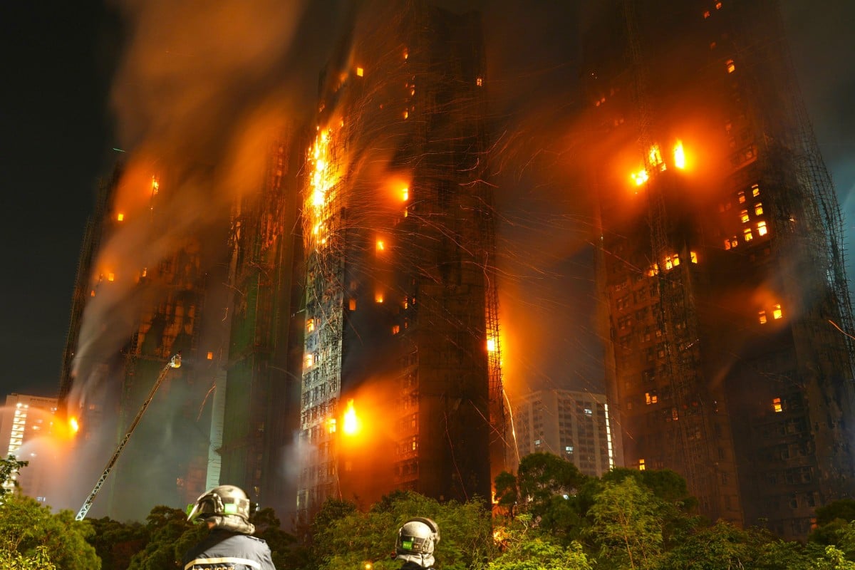 Bắt 3 người sau vụ cháy kinh hoàng khiến ít nhất 36 người chết ở Hong Kong: Hé lộ vật liệu khiến ngọn lửa bùng lan như “quái vật”- Ảnh 1.