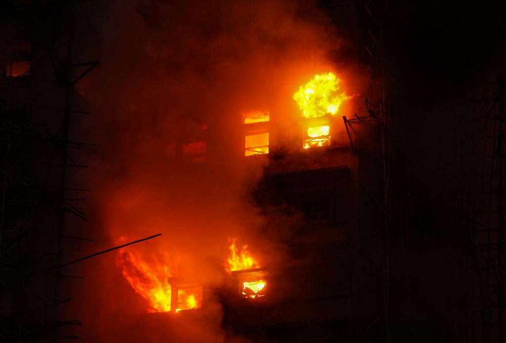 Cảnh tượng tựa tận thế: 3 toà chung cư cháy như đuốc, 4.000 người Hong Kong đối mặt hỏa hoạn mức cao nhất sau hơn một thập kỷ- Ảnh 3.