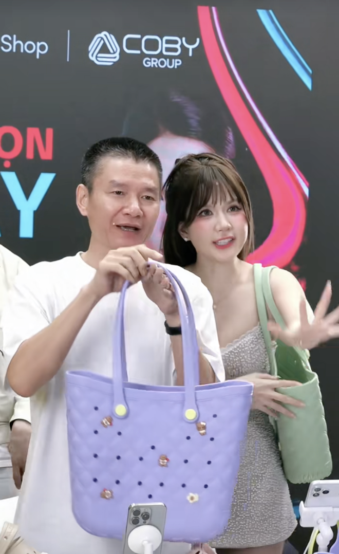 CLIP: "Bắt trọn" cảnh Ngọc Trinh và Chủ tịch dép Nesty trên sân pickleball, có gì lạ mà khiến dân mạng cười ngất- Ảnh 8.