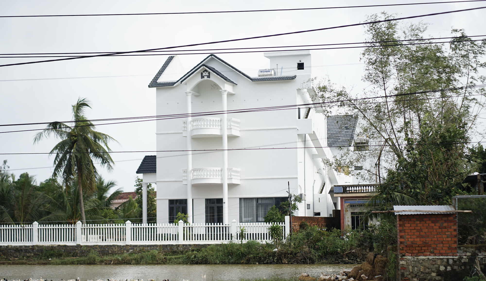 Chồng thiệt mạng trong lũ vì quay lại cứu 2 cháu: Vợ nghẹn lòng kể về bữa cơm vội vã cuối cùng- Ảnh 2.