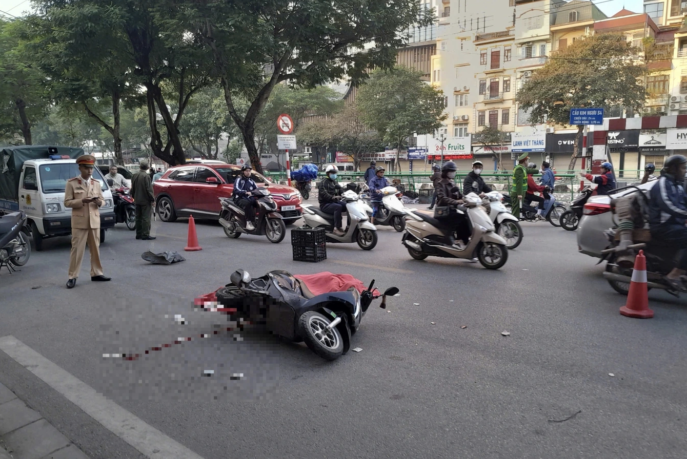 Va chạm với xe khách, nữ sinh viên đi xe máy tử vong- Ảnh 1.