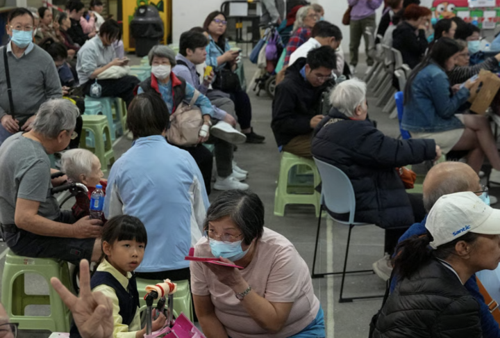 Hình ảnh tang thương vụ cháy ở Hong Kong khiến ít nhất 13 người thiệt mạng- Ảnh 9.