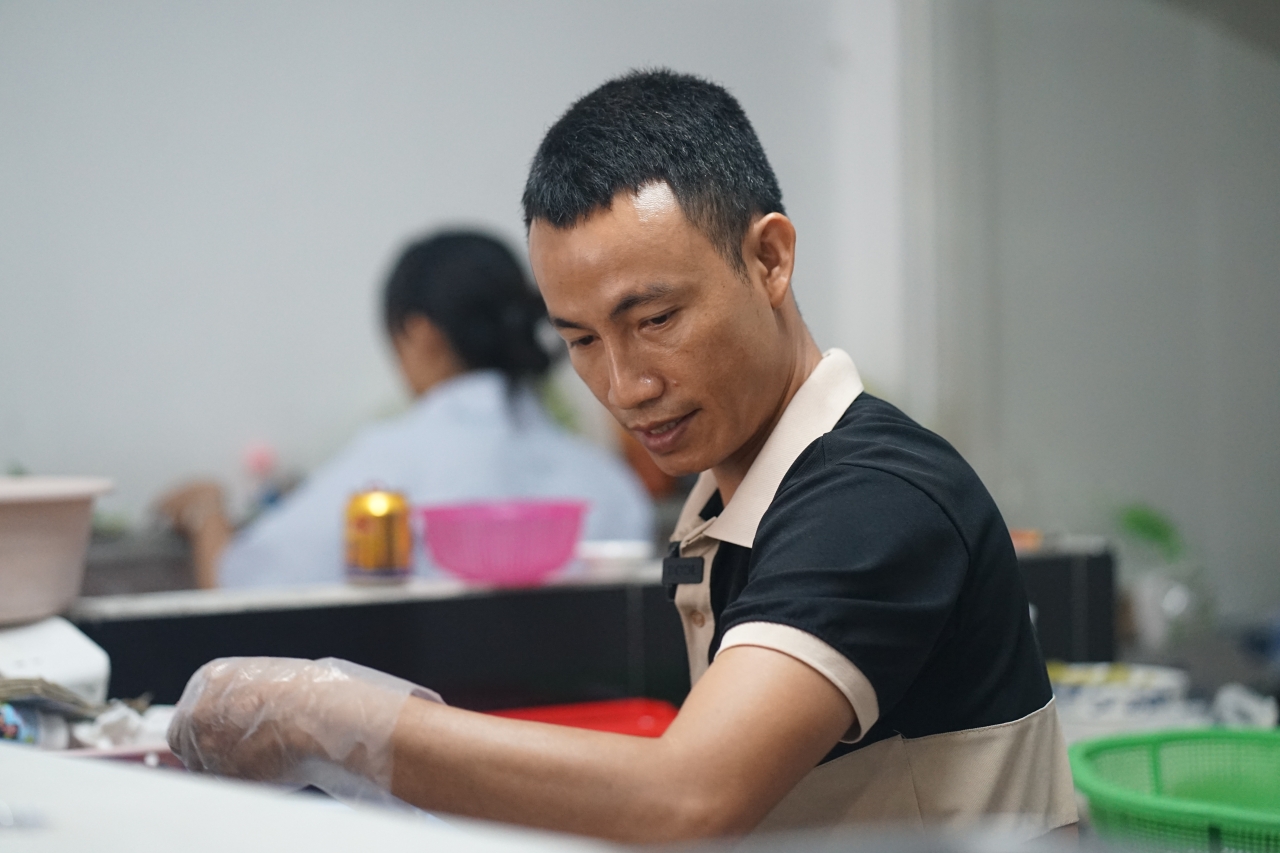 Đôi vợ chồng ở Đắk Lắk nấu hàng trăm bát phở tiếp sức bà con và đoàn thiện nguyện: "Thấy mọi người mất hết tài sản, thật sự thương lắm"- Ảnh 1.