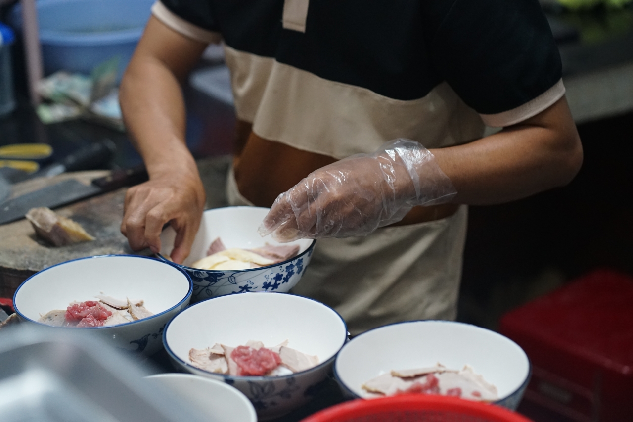 Đôi vợ chồng ở Đắk Lắk nấu hàng trăm bát phở tiếp sức bà con và đoàn thiện nguyện: "Thấy mọi người mất hết tài sản, thật sự thương lắm"- Ảnh 2.