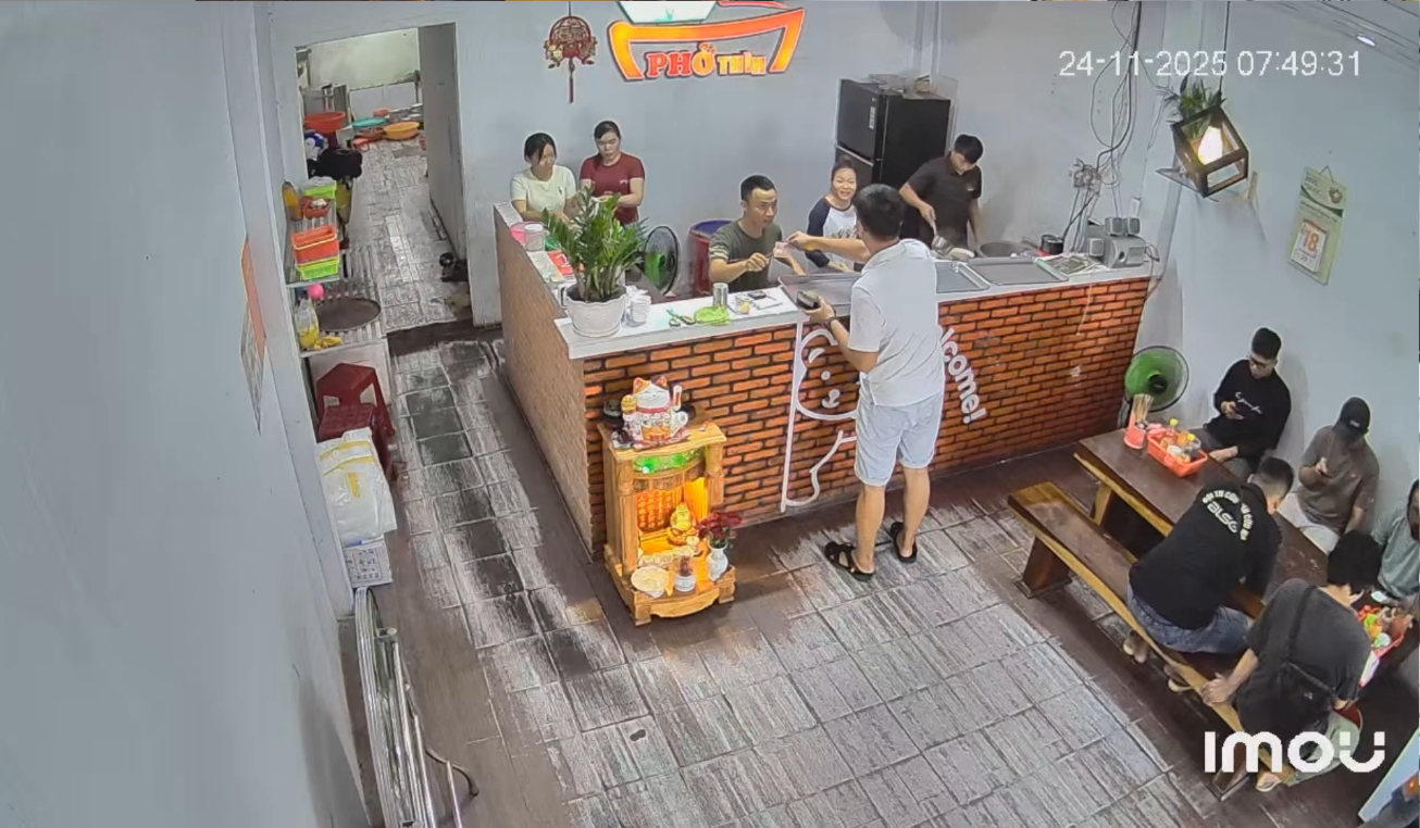 Đôi vợ chồng ở Đắk Lắk nấu hàng trăm bát phở tiếp sức bà con và đoàn thiện nguyện: "Thấy mọi người mất hết tài sản, thật sự thương lắm"- Ảnh 4.