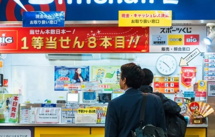 Người đàn ông trúng độc đắc gần 100 tỷ USD nhưng giấu vợ,    giả vờ mặc áo cũ nhưng sắm xe sang, đi nghỉ dưỡng- Ảnh 1.