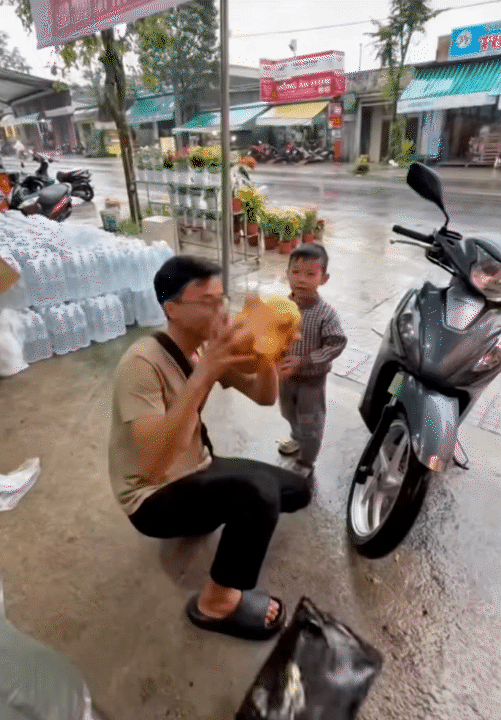 "Đại hội đập lợn đất" cùng lời nhắn gửi ngây thơ, các bé cũng đang giúp đỡ bà con vùng lũ bằng những việc làm vô cùng ý nghĩa- Ảnh 4.