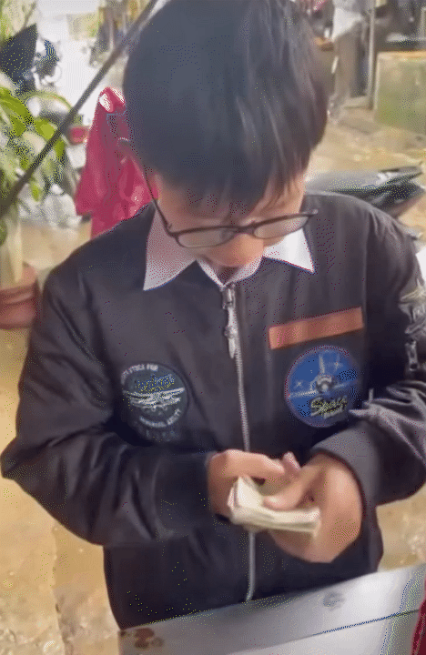 "Đại hội đập lợn đất" cùng lời nhắn gửi ngây thơ, các bé cũng đang giúp đỡ bà con vùng lũ bằng những việc làm vô cùng ý nghĩa- Ảnh 2.