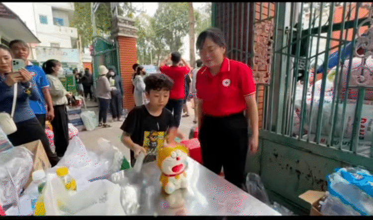 "Đại hội đập lợn đất" cùng lời nhắn gửi ngây thơ, các bé cũng đang giúp đỡ bà con vùng lũ bằng những việc làm vô cùng ý nghĩa- Ảnh 13.