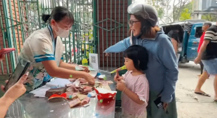 "Đại hội đập lợn đất" cùng lời nhắn gửi ngây thơ, các bé cũng đang giúp đỡ bà con vùng lũ bằng những việc làm vô cùng ý nghĩa- Ảnh 14.