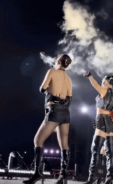 “Thích cái cách nữ ca sĩ đẹp chấp 10 Hoa hậu quay lưng với khán giả”- Ảnh 2. “Thích cái cách nữ ca sĩ đẹp chấp 10 Hoa hậu quay lưng với khán giả”- Ảnh 2.