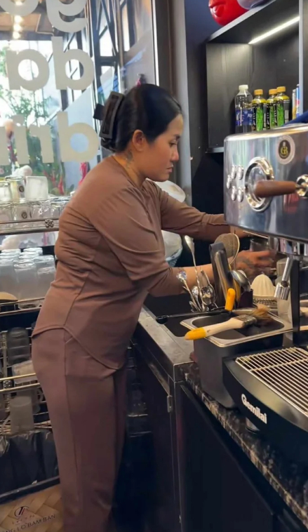 Nữ ca sĩ hết thời là con gái bầu show giàu nhất miền Tây, nay phá sản phải xin đi hát hội chợ- Ảnh 6.