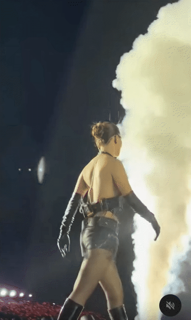 “Thích cái cách nữ ca sĩ đẹp chấp 10 Hoa hậu quay lưng với khán giả”- Ảnh 1. “Thích cái cách nữ ca sĩ đẹp chấp 10 Hoa hậu quay lưng với khán giả”- Ảnh 1.