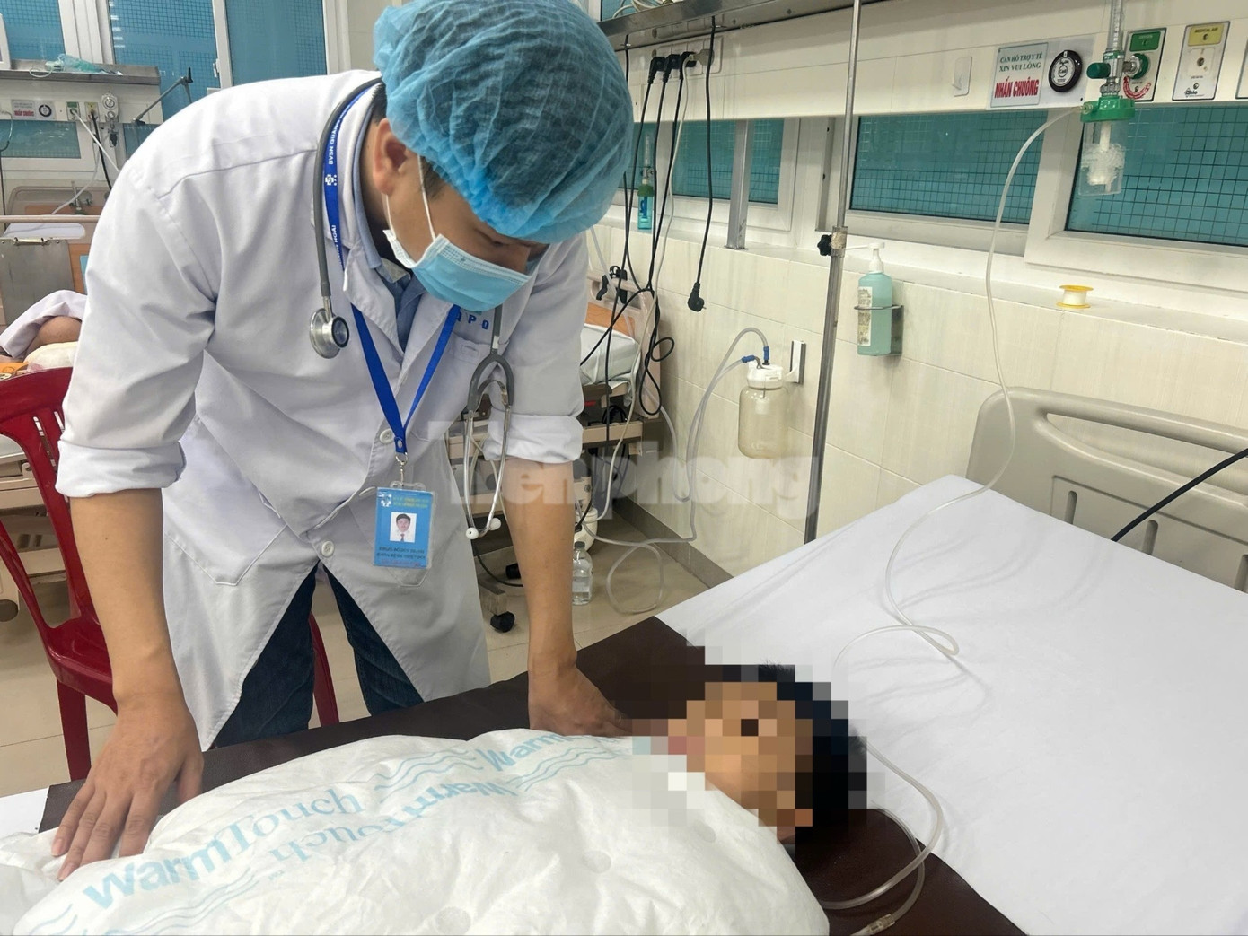 Người đàn ông ôm hai cháu nhỏ nhảy cầu, một cháu không qua khỏi- Ảnh 2.